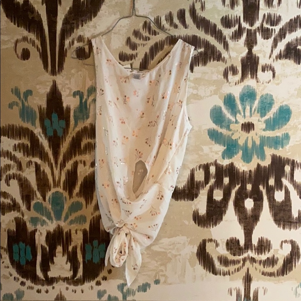 Sleeveless polyester top